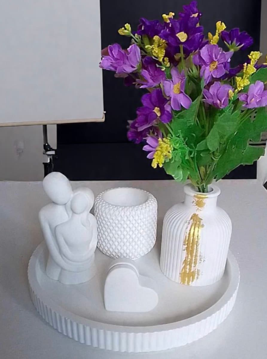 Set de cemento blanco: bandeja, macetas, florero y figura decorativa